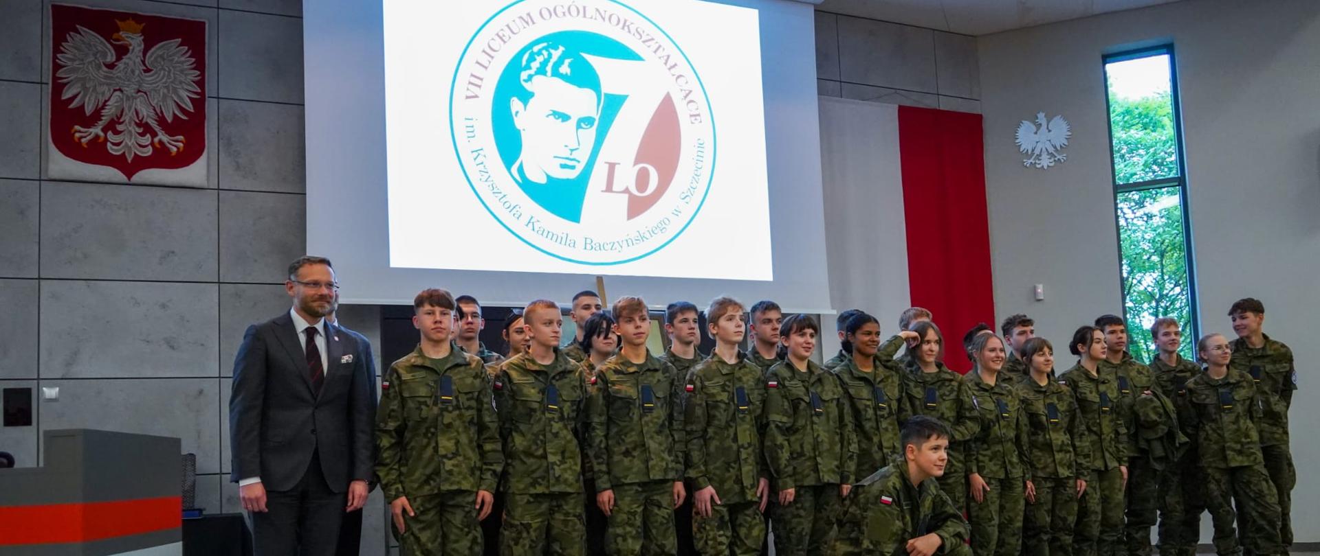 wspólne zdjęcie wojewody z elewami