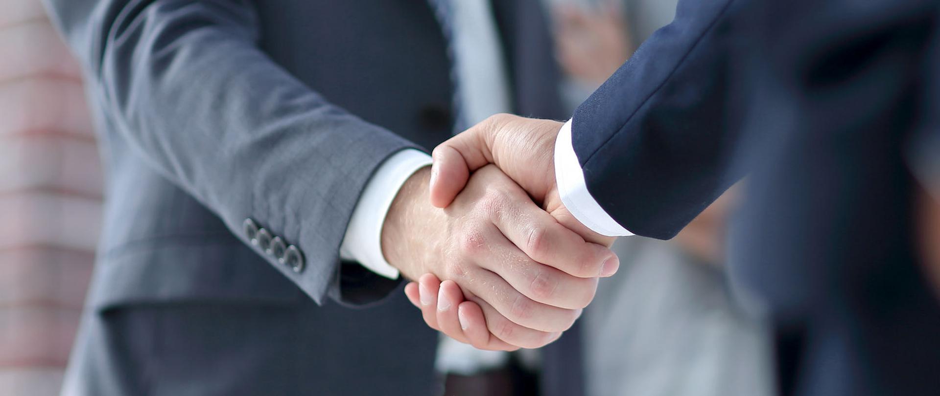 Uścisk dłoni.