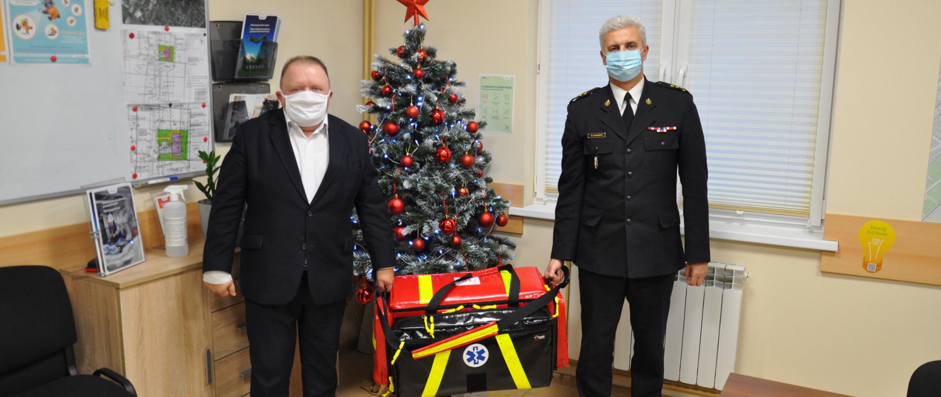 Zdjęcie przedstawia akt przekazania toreb medycznych przez prezesa Veolia Szczytno Pana Marka Kaszkowiaka, Komendantowi Powiatowemu PSP w Szczytnie st.bryg. Grzegorzowi Rybaczykowi