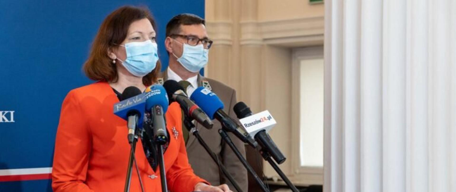 Wojewoda przemawia na spotkaniu z samorządowcami na temat ochrony środowiska i mieszkańców Podkarpacia