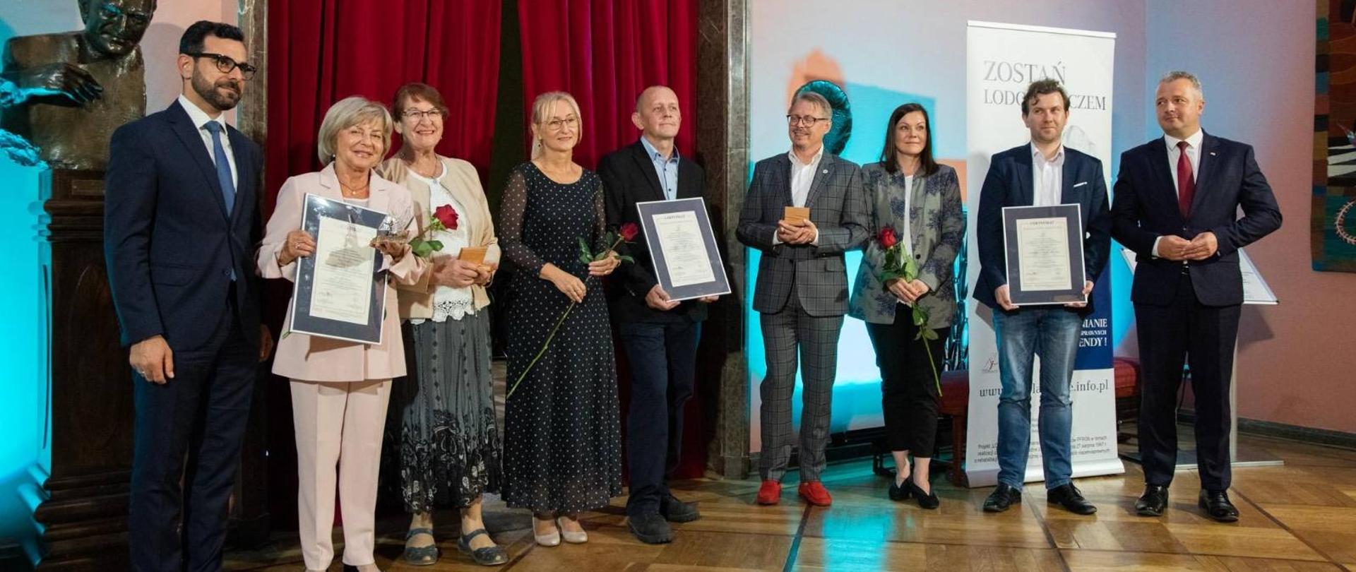 
Ludzie w garniturach w filharmonii
