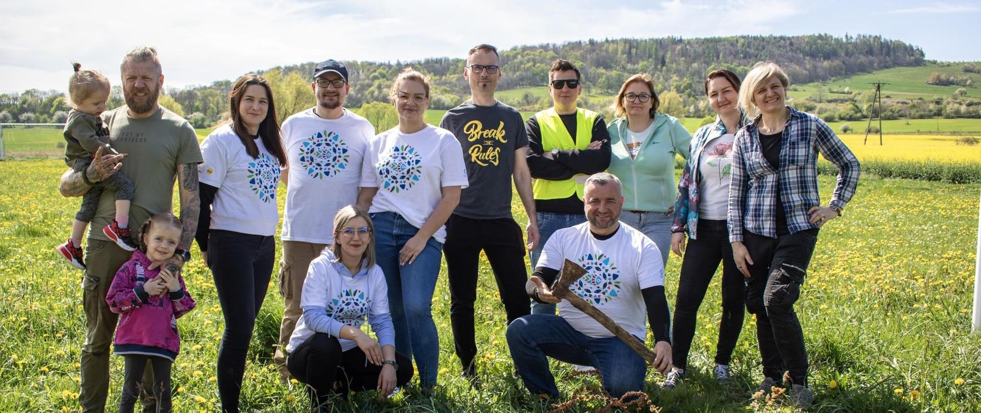 Pracownicy Wód Polskich podczas sprzątania rzeki Rochowicka Woda.