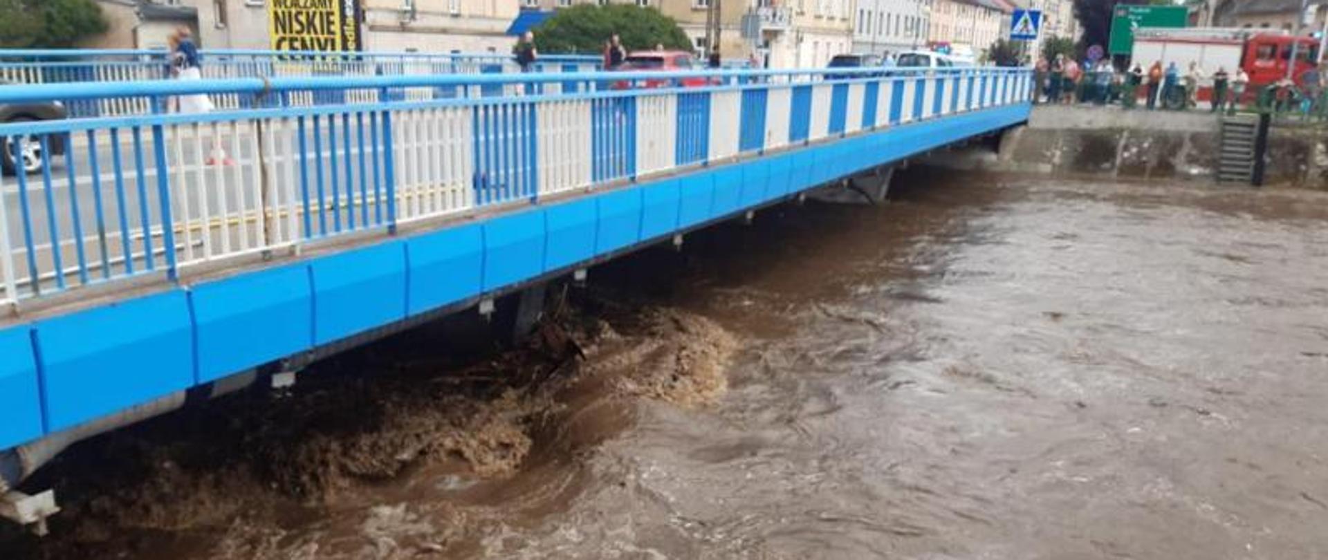 Nagły wzrost poziomu wody w rzece Biała Głuchołaska.