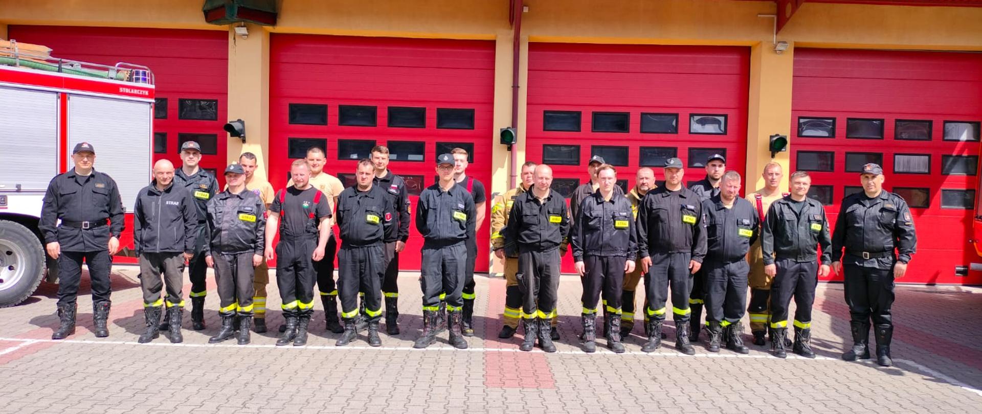 Grupowe zdjęcie druhów OSP uczestniczących w Szkoleniu kierowcy-konserwatora sprzętu ratowniczego Ochotniczych Straży Pożarnych 