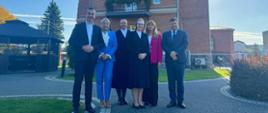 Wicewojewoda oraz Dyrektor Wydziału Zdrowia pozują do zdjęcia z siostrami zakonnymi oraz kobietą w różowej marynarce oraz z mężczyzną w w garniturze 