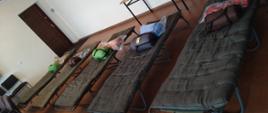Na zdjęciu widać wnętrze remizy OSP z łózkami i wyposażeniem podstawowym dla przybyszów z Ukrainy 