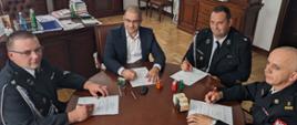 Burmistrz Środy Wlkp. Pan Piotr Mieloch, Komendant Powiatowy PSP w Środzie WIelkopolskiej bryg. Tomasz Skorlinski oraz przedstawiciele OSP Koszuty Panowie Marcin Przybylski i Piotr Bandosz podpisują porozumienie trójstronne w siedzibie Urzędu Miasta.