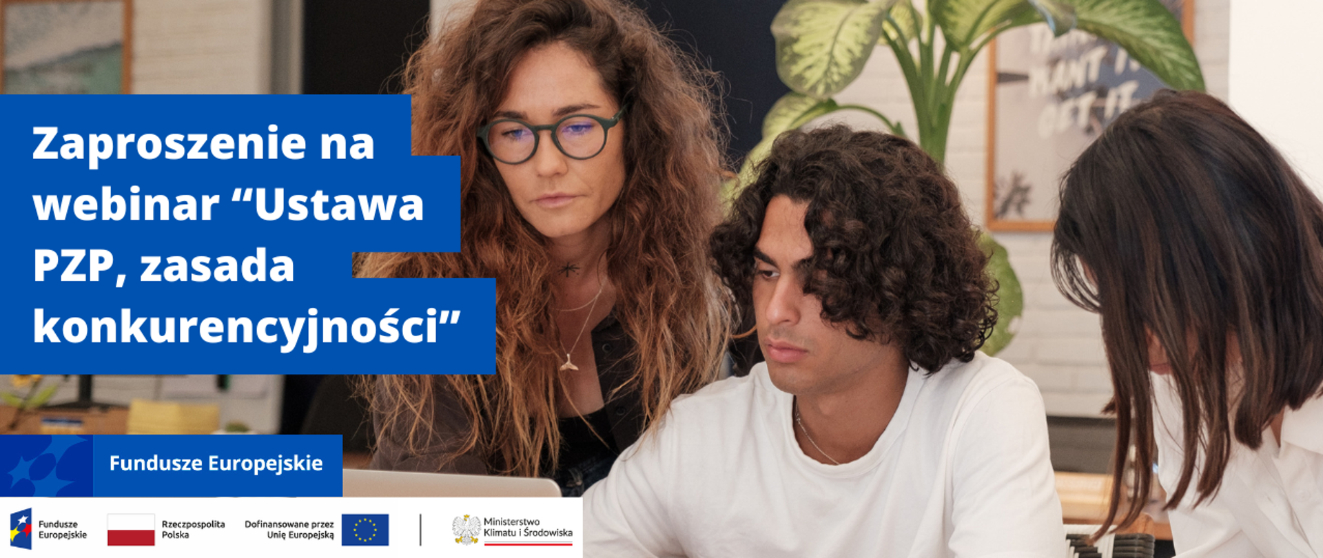 kobieta i mężczyzna patrzą na ekran komputera, a stojąca obok kobieta robi notatki