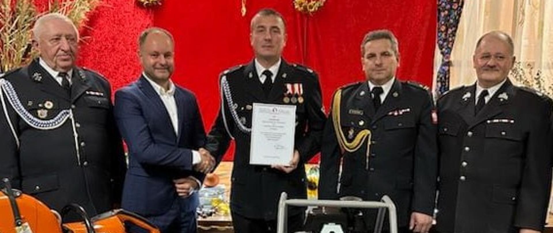 PRZEKAZANIE SPRZĘTU RATOWNICZEGO DLA JEDNOSTKI OCHOTNICZEJ STRAŻY POŻARNEJ W DZIERĄŻNI – POWIAT PIŃCZOWSKI