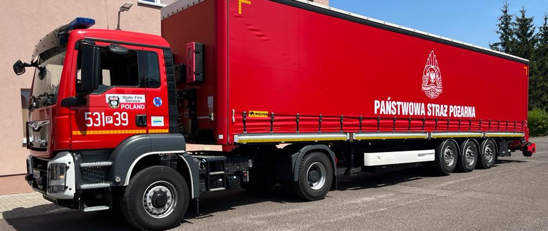 Ciągnik siodłowy z naczepą Państwowej Straży Pożarnej