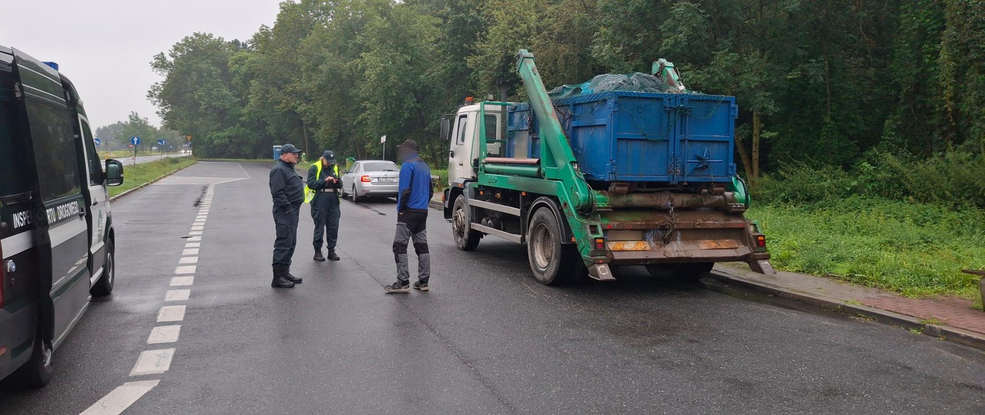 Kontrolowany pojazd podczas kontroli na punkcie kontrolnym opolskiej Inspekcji Transportu Drogowego