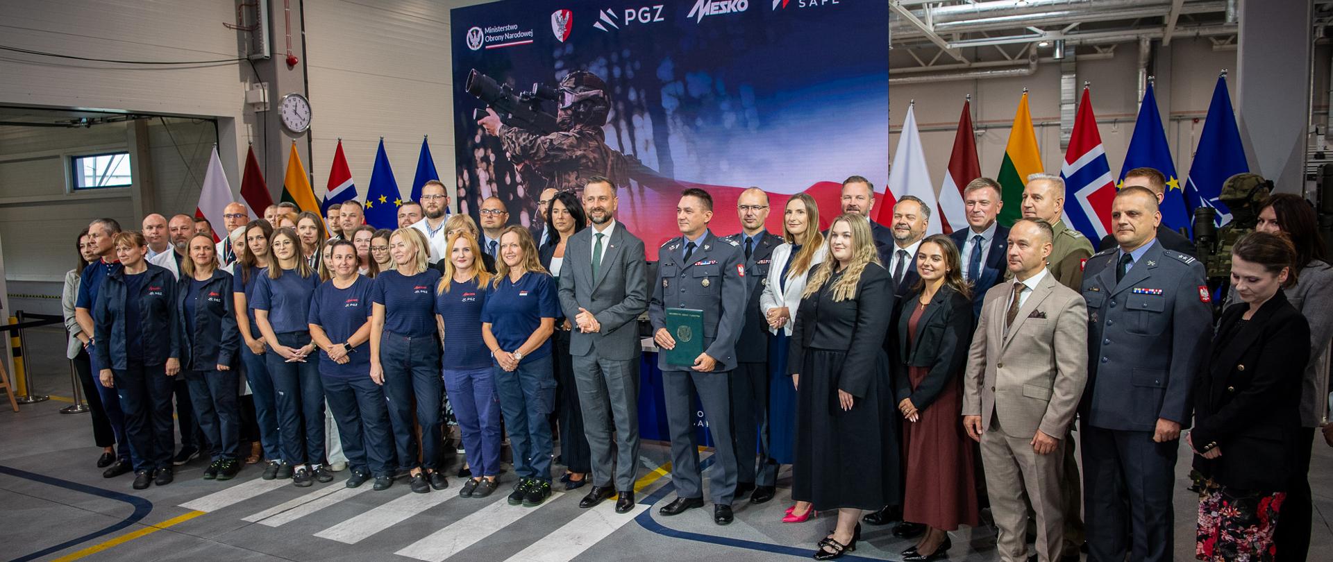 24 sierpnia br. na terenie spółki MESKO S.A. w Skarżysku-Kamiennej, w obecności Władysława Kosiniaka-Kamysza wicepremiera, ministra obrony narodowej oraz Magdaleny Sobkowiak-Czarneckiej sekretarza stanu w MON, Pełnomocnika Rządu do spraw wzmocnienia odporności państwa podpisana została umowa ramowa na dostawę kilku tysięcy sztuk przenośnych przeciwlotniczych zestawów rakietowych PIORUN. 