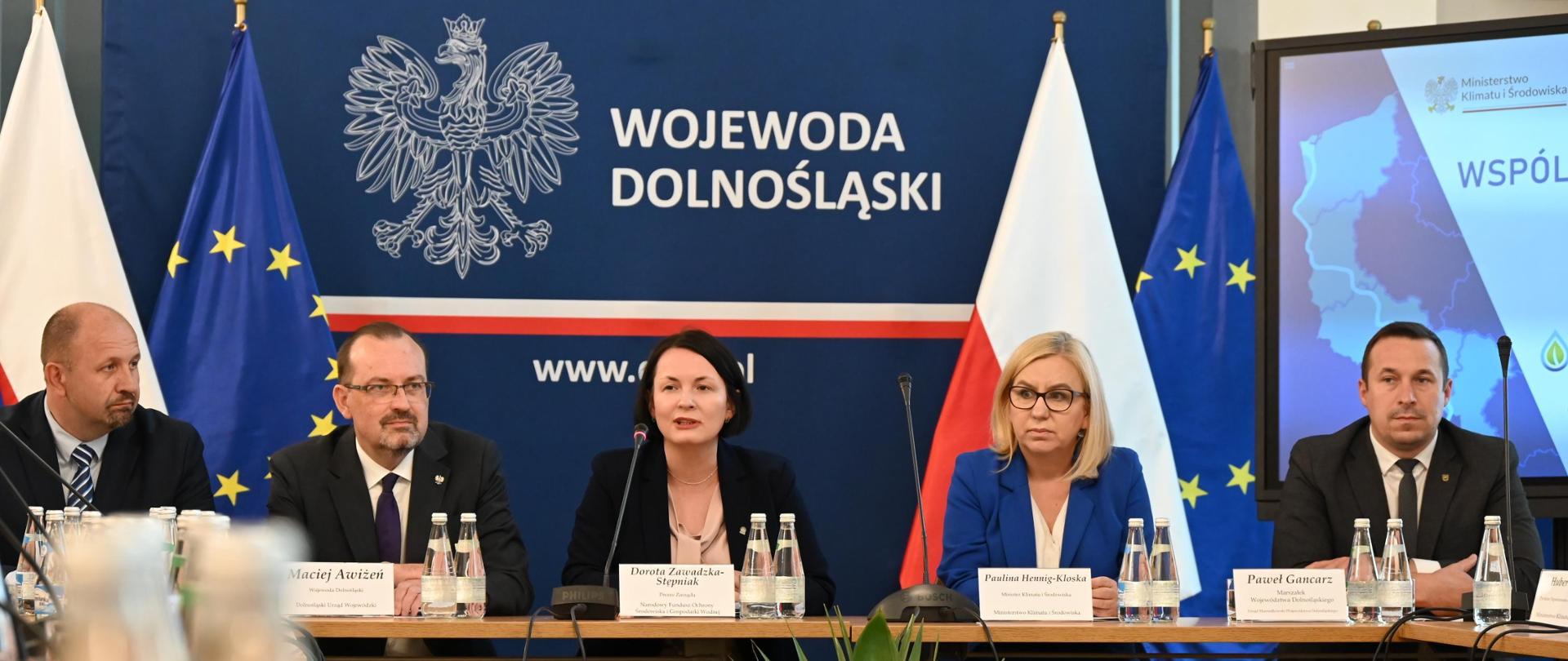 Ministra Klimatu i Środowiska Paulina Hennig-Kloska, Wojewoda Dolnośląski Maciej Awiżeń, Marszałek Województwa Dolnośląskiego Paweł Gancarz oraz Prezes Zarządu NFOŚiGW Dorota Zawadzka-Stępniak i Zastępca Prezesa Zarządu NFOŚiGW Robert Gajda podczas spotkania: "Wspólna strategia dla Odry".