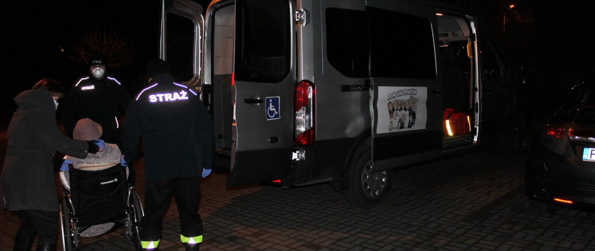 Pleszewscy strażacy pomagają osobom, które nie mogą samodzielnie dotrzeć do punktu szczepień.