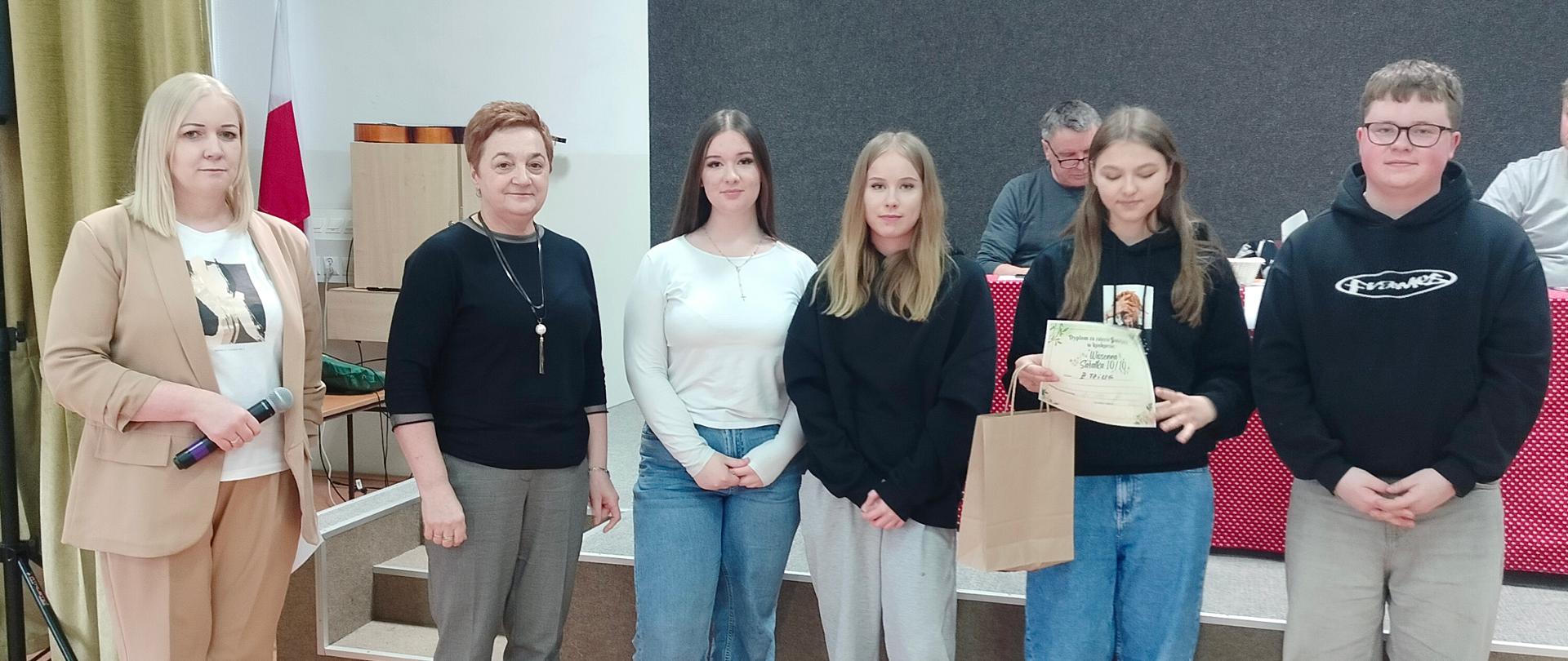 Uczestnicy konkursu wraz z Panią Wicedyrektor oraz pedagogiem szkolnym. 