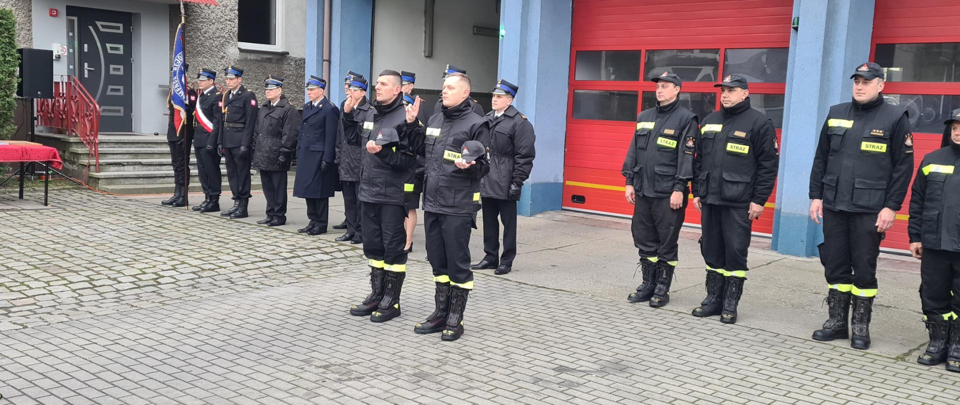 Ślubowanie strażaków, wręczenie awansów i wyróżnień