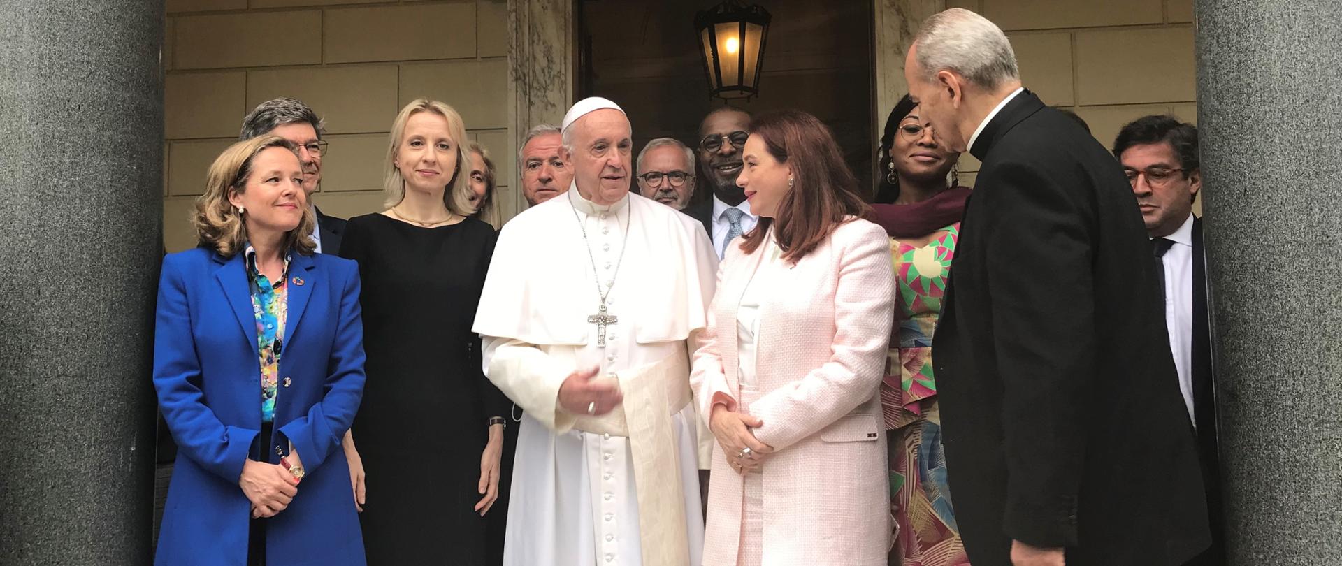 Minister finansów prof. Teresa Czerwińska, Papież i inni członkowie spotkania 