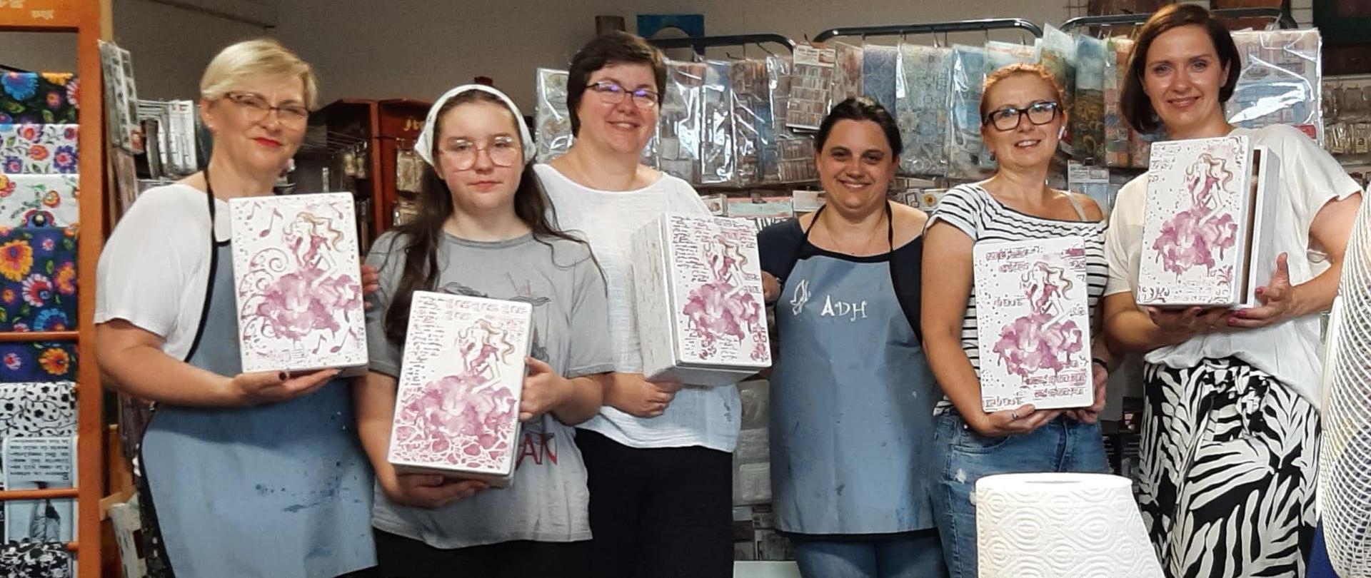 na zdjęciu rodzice z ozdobnymi skrzyneczkami wsparcia