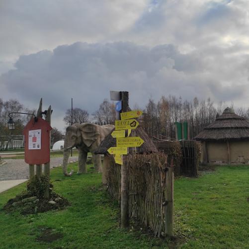 Widok na park i wioskę afrykańską