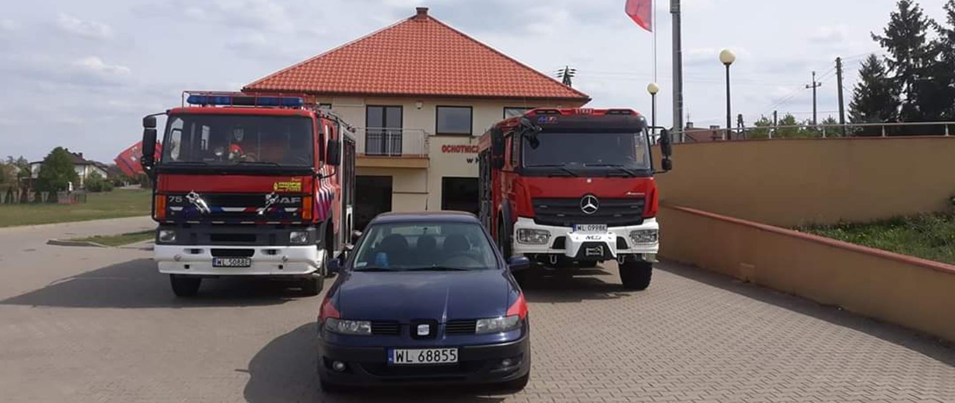 Strażnica Ochotniczej Straży Pożarnej w Krubinie. Na zdjęciu W tle budynek strażnicy na pierwszym planie pojazdy 2 bojowe i jeden osobowy.