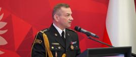 Komendant Wojewódzki PSP przemawia przy mównicy. 