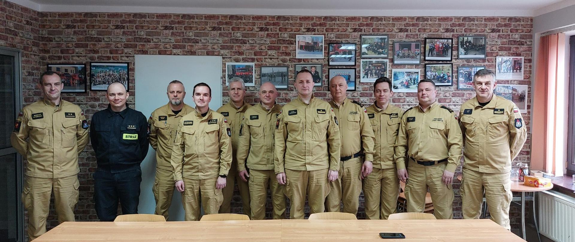 Na zdjęciu kierownictwo oraz naczelnicy wydziałów poszczególnych jednostek organizacyjnych PSP w umundurowaniu słuzbowym podczas spotkaniach roboczego poświęconego nowelizacji porozumień o współdziałaniu jednostek organizacyjnych PSP.