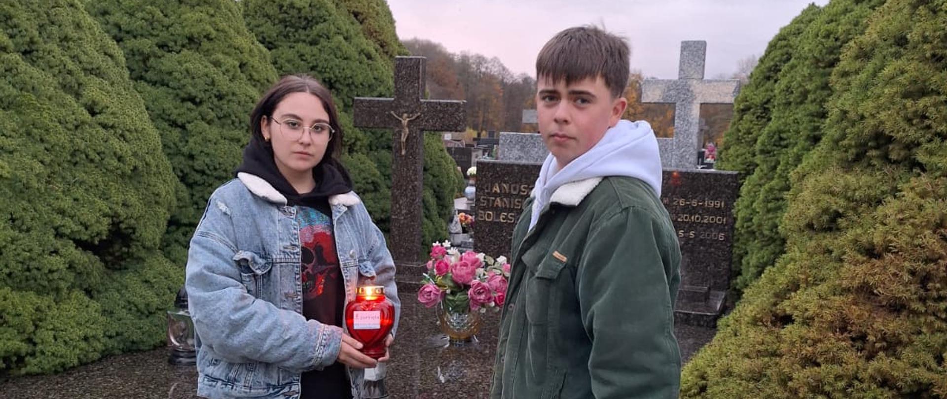 Uczniowie ZSCKR podczas pozostawiania zniczy na grobach nauczycieli Szkoły 3