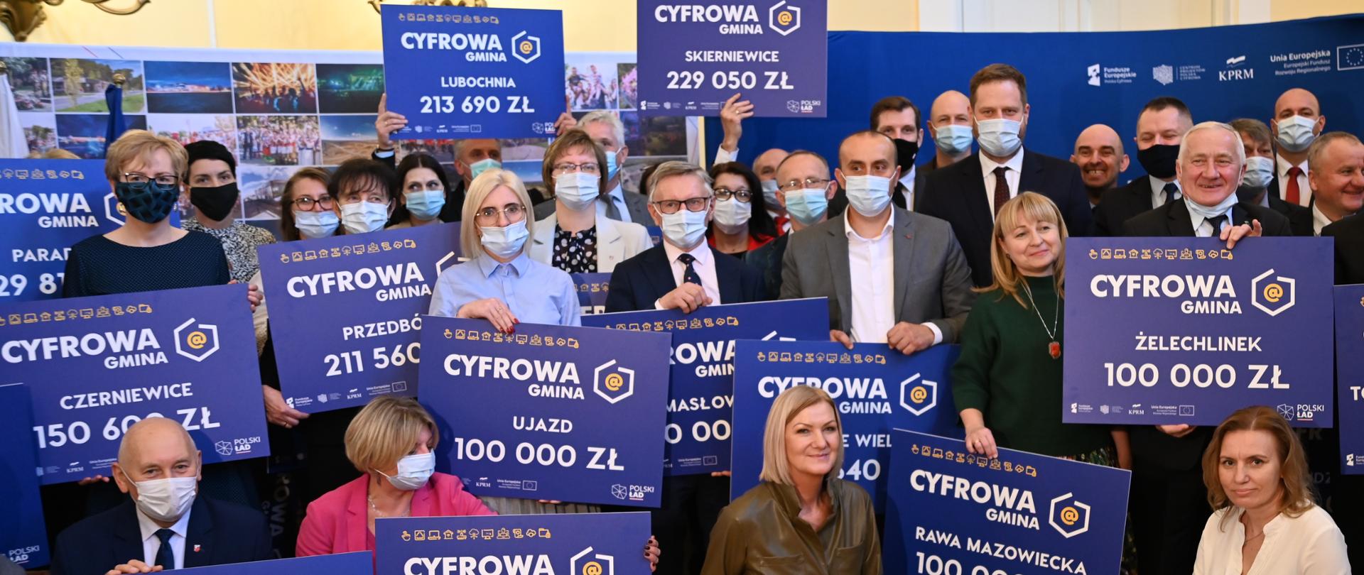 Wspólne zdjęcie wszystkich zgromadzonych na uroczystości 