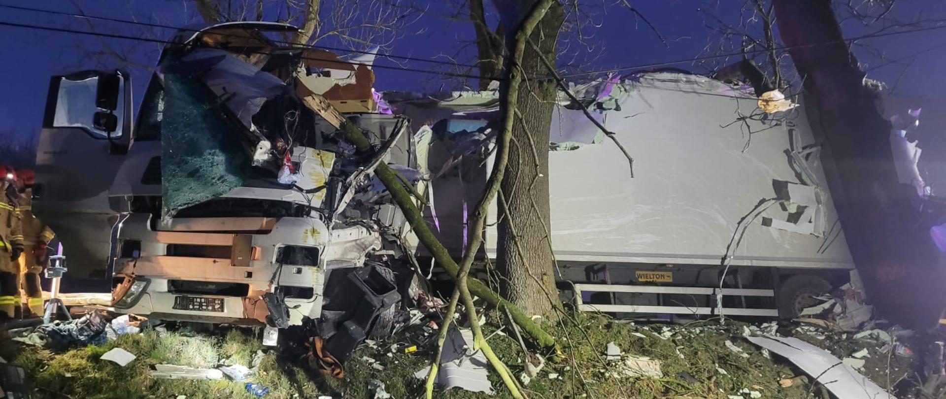 Samochód ciężarowy po zderzeniu z drzewem