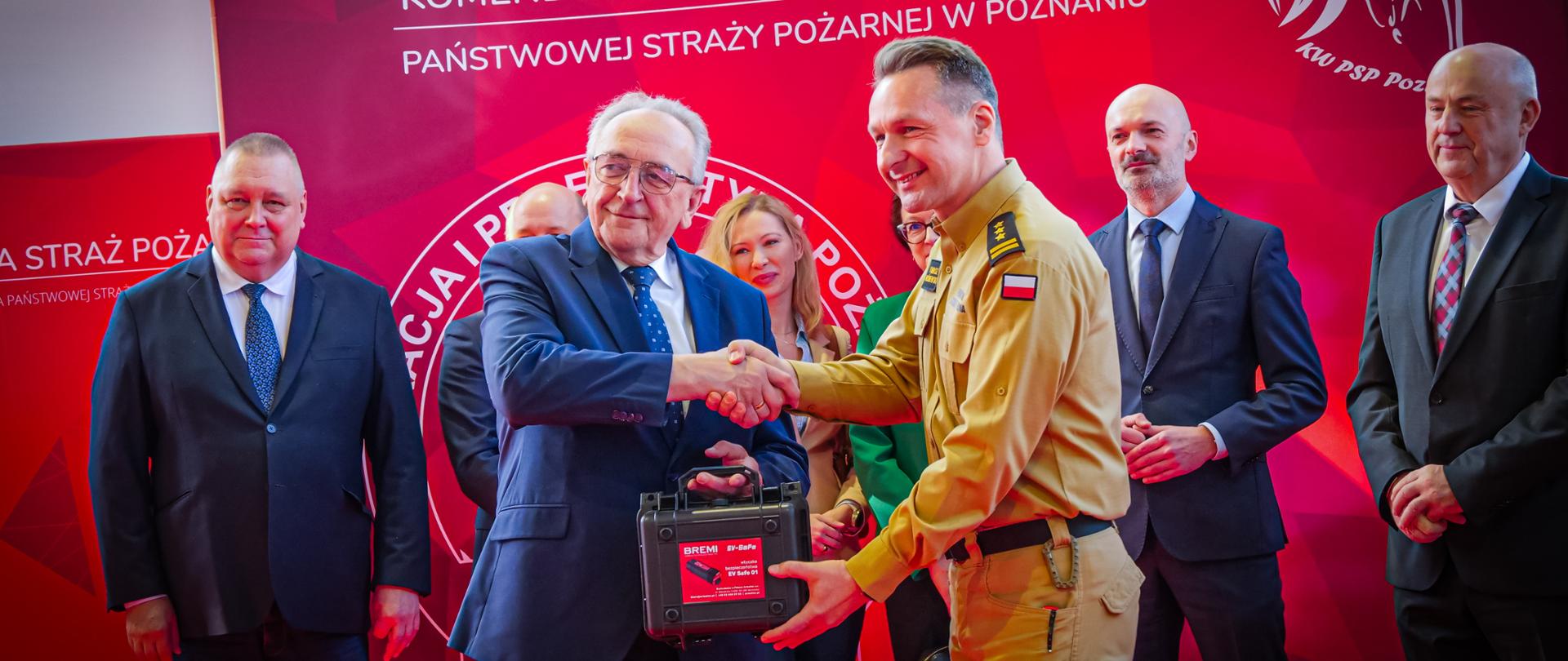 Wielkopolscy strażacy otrzymali wtyczki bezpieczeństwa do pojazdów elektrycznych