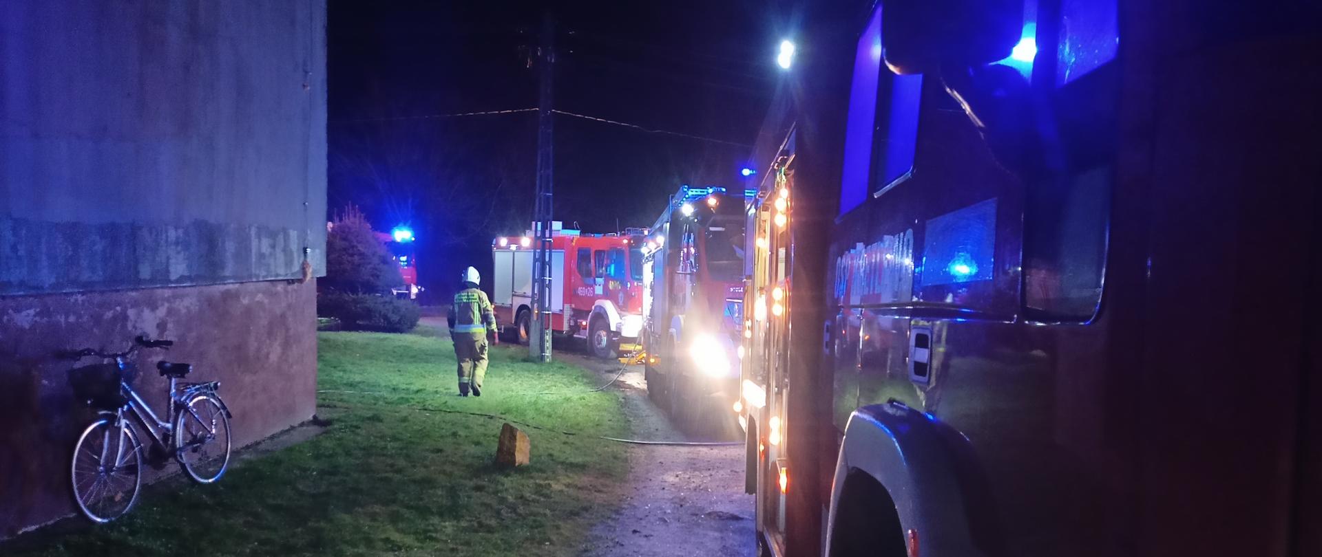 Pojazdy PSP w czasie nocnego pożaru