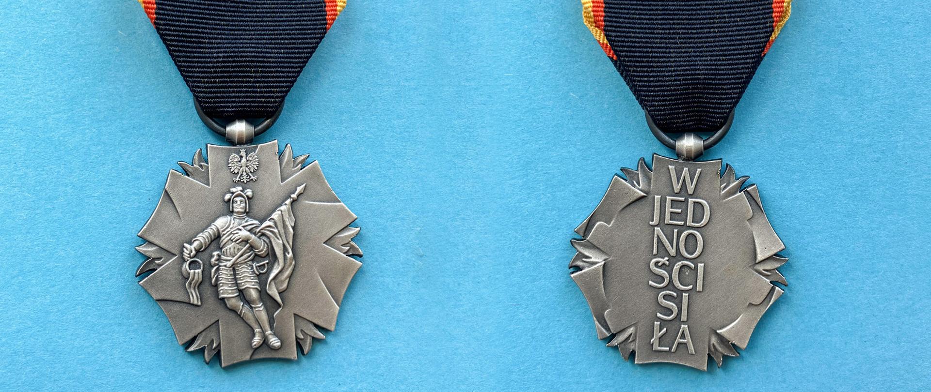 Zdjęcie przedstawia obie strony odznaczenia z napisem "W JEDNOŚCI SIŁA"