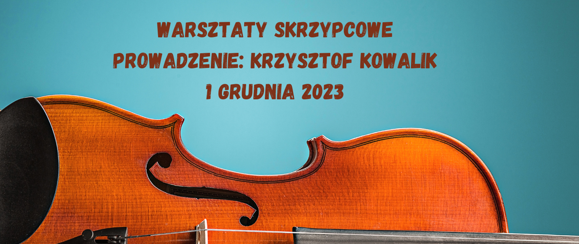 Na niebieskim tle na dole leżące skrzypce, nad skrzypcami test w kolorze brązowym "Warsztaty skrzypcowe prowadzenie: Krzysztof Kowalik 1 grudnia 2023"