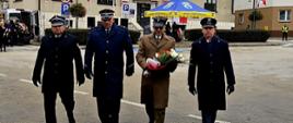Komendant Powiatowy PSP w Pińczowie w składzie delegacji składającej kwiaty w dniu 11 listopada.