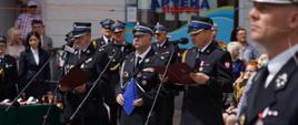 Zdjęcie przedstawia komendanta oraz prezesów podczas powitania gości