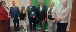grupa osób stojących w szeregu