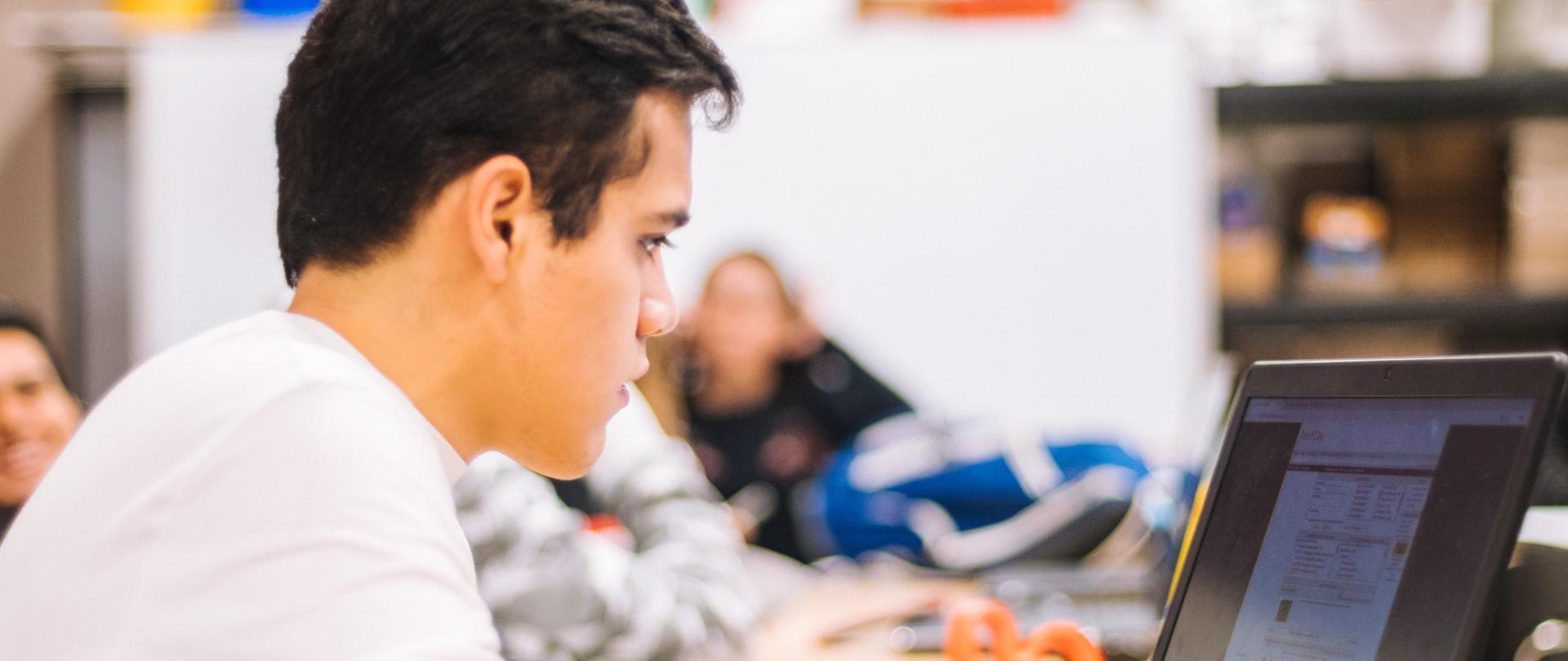 Młody chłopak przy laptopie