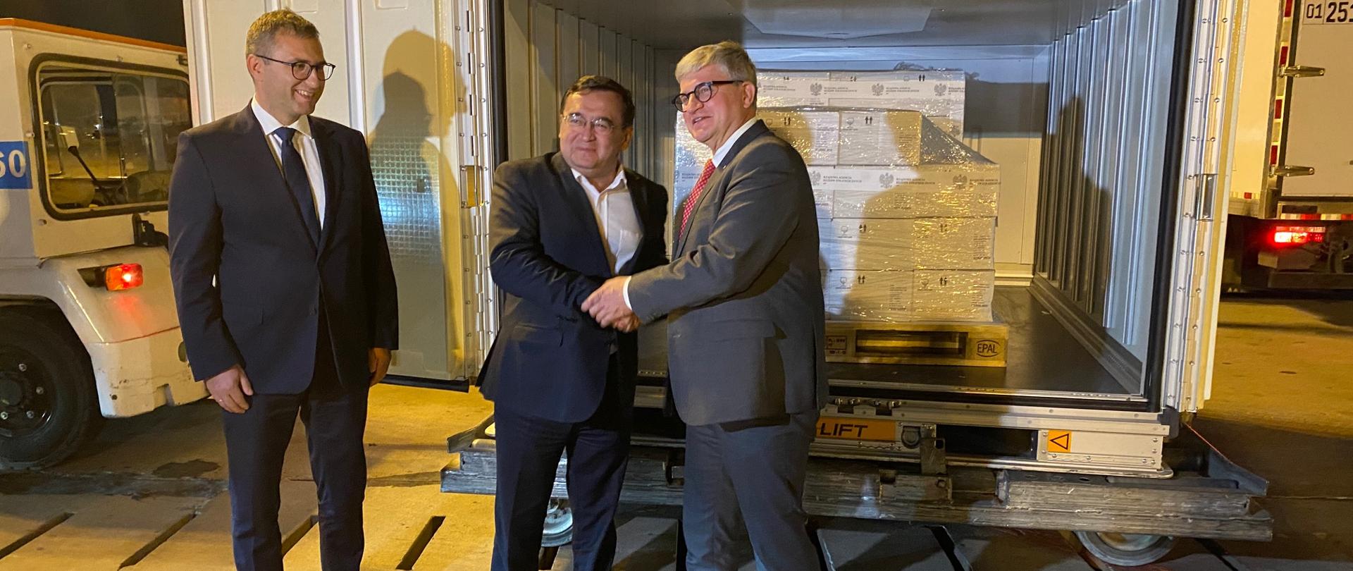 Аэропорт в Ташкенте, официальная передача вакцины против Covid 19 Польши Узбекистану.
С лева : Глава Агентства стратегических резервов Михал Кучмеровски, Зам. Министра Здравоохранения Республики Узбекистан Баходир Юсупалиев. Глава Бюро Национальной Безопасности Республики Польша Павел Солох.
