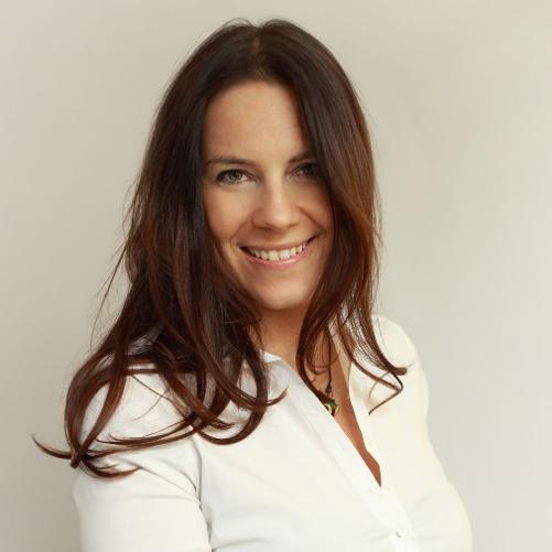 Elegancko ubrana kobieta pozuje do zdjęcia