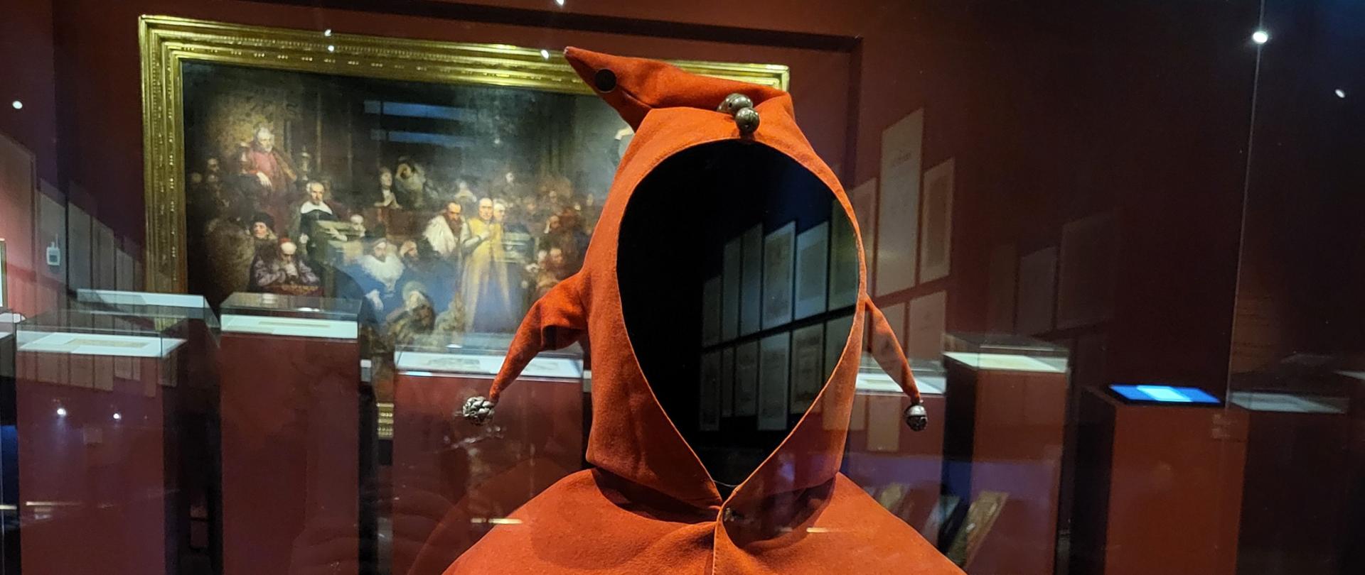 Na wystawie czerwony kaptur błazna Stańczyka