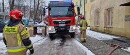 Pożar w budynku mieszkalnym wielorodzinnym - strażacy podczas prowadzenia działań ratowniczo - gaśniczych