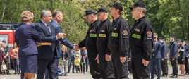 Minister Andrzej Adamczyk wręcza odznaczenia strażakom