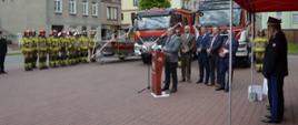 Uroczysty apel z okazji Dnia Strażaka i przekazania samochodów pożarniczych