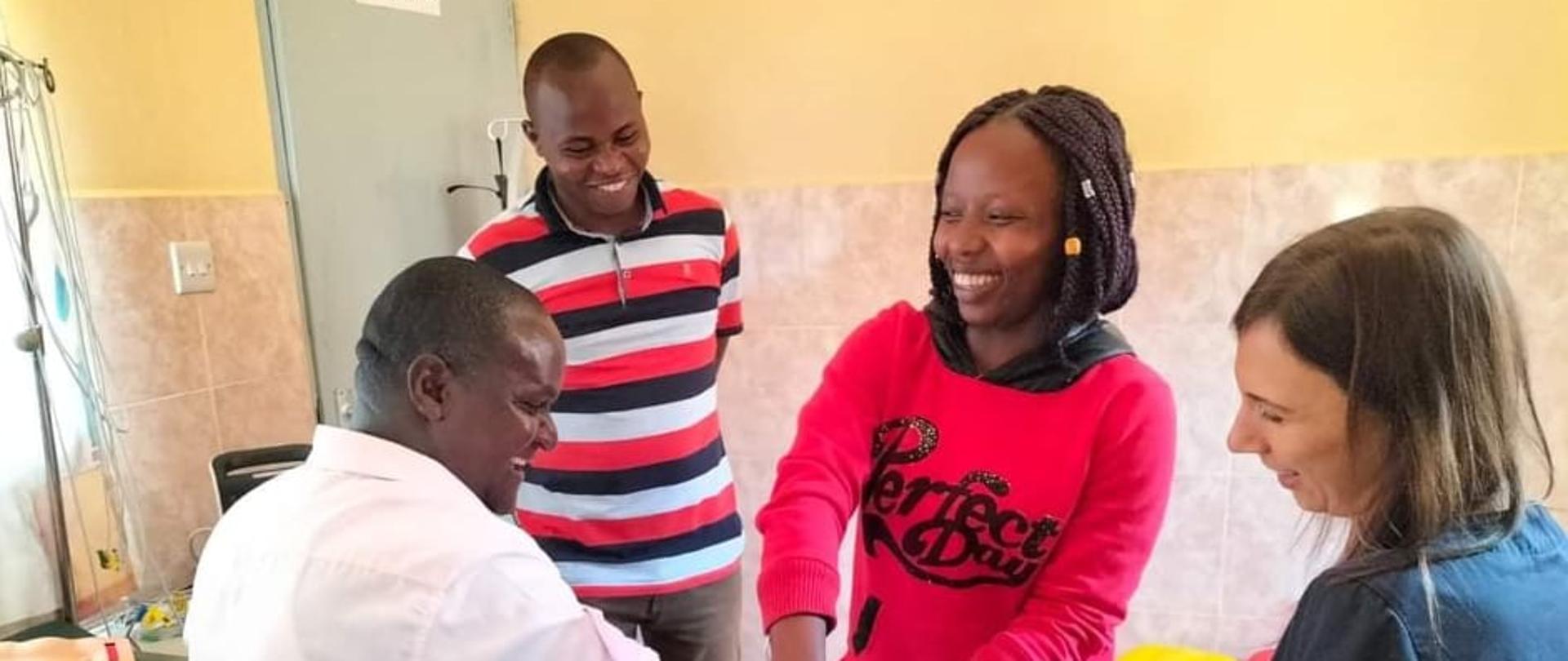 Kobieta mierzy ciśnienie mężczyźnie