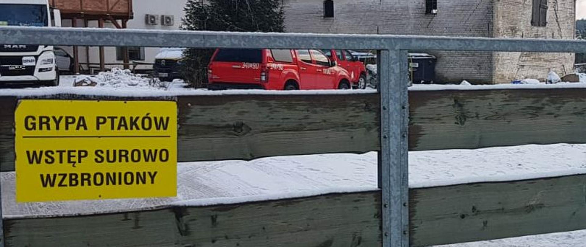 Zdjęcie przedstawia miejsce zdarzenia, gdzie ratownicy zabezpieczenie w ubrania chemiczne dokonywali pomiaru tlenku węgla.