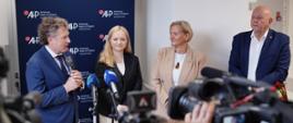 Na zdjęciu wiceminister funduszy i polityki regionalnej Jacek Karnowski na uroczystości otwarcia Zakładu Opiekuńczo-Leczniczego w Sztumie odpowiada na pytania dziennikarzy