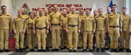 Grupowe zdjęcie funkcjonariuszy Komendy Miejskiej PSP w Skierniewicach w umundurowaniu służbowym.