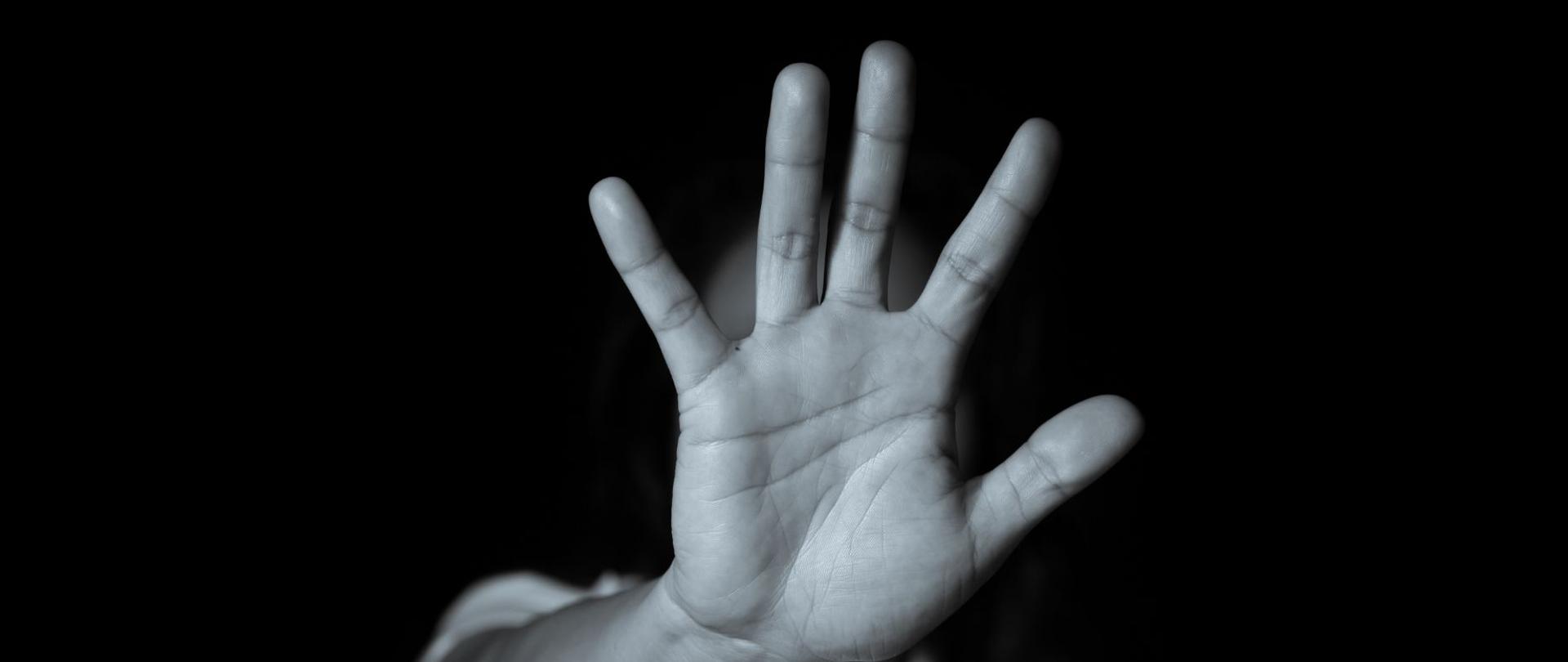 Przemoc, ręka