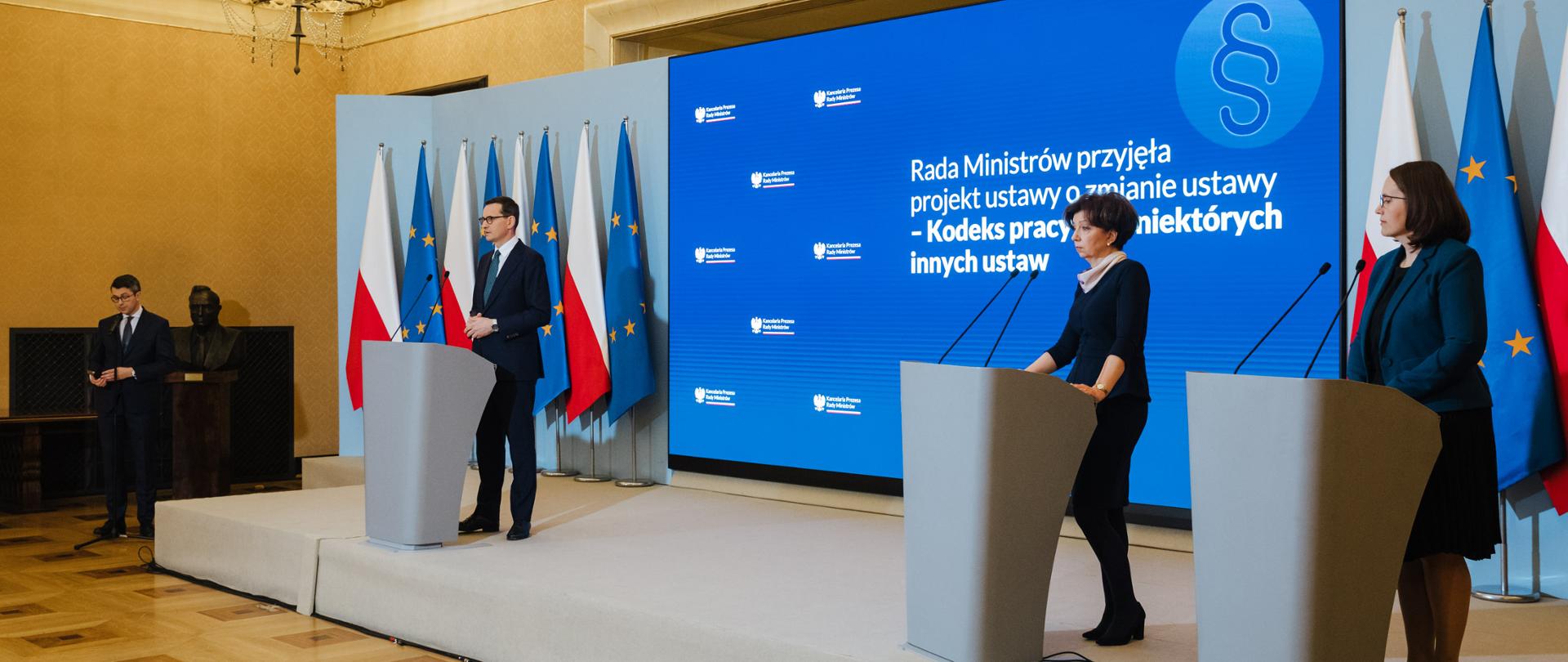 Premier Mateusz Morawiecki podczas konferencji prasowej dot. Kodeksu pracy