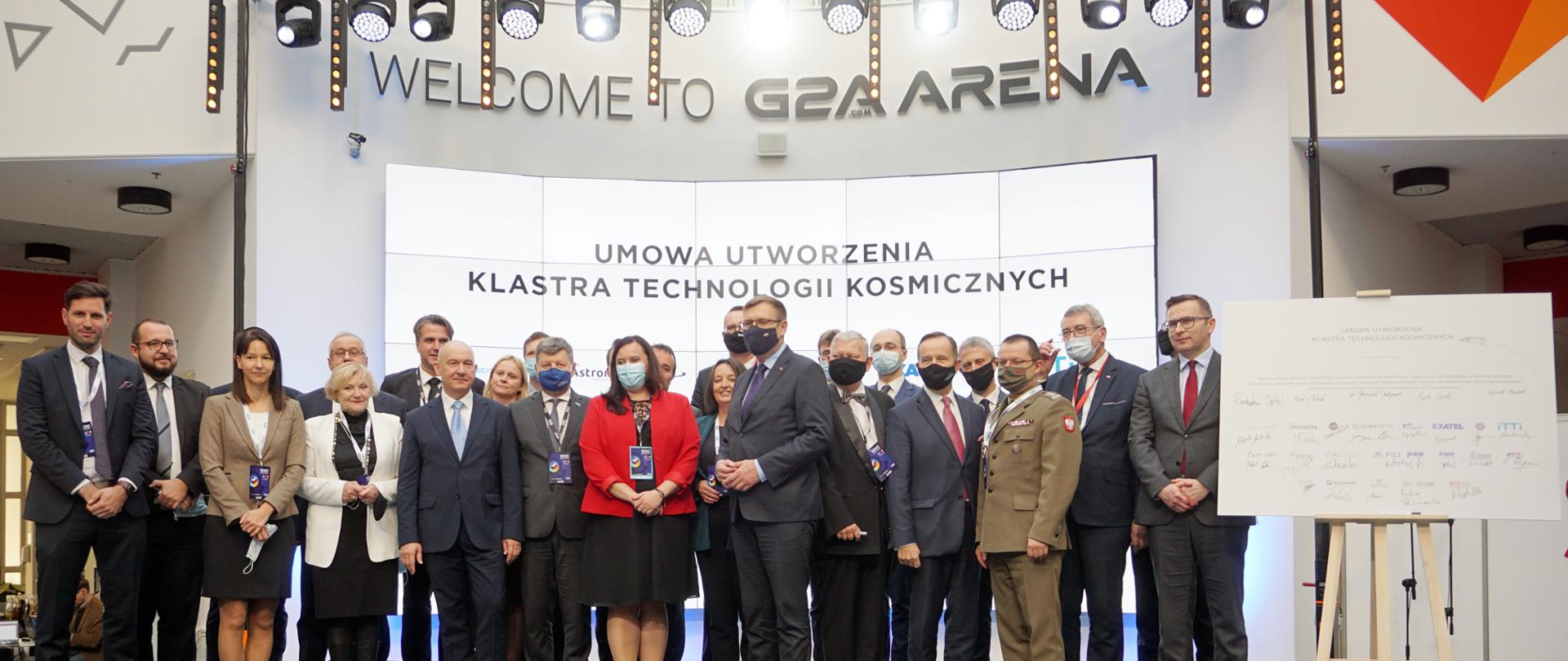 sygnatariusze umowy utworzenia Klastra Technologii Kosmicznych pozują do pamiątkowego zdjęcia